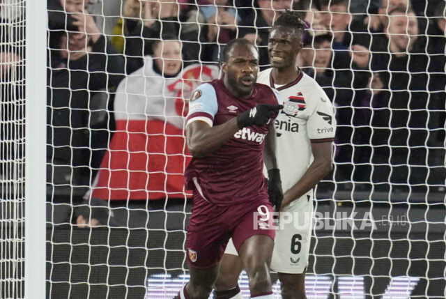 Penyerang West Ham United Michail Antonio (kiri).