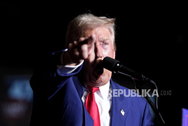 Presiden AS, Donald Trump, menyatakan akan memberlakukan tarif 100 persen terhadap negara-negara BRICS jika mereka menciptakan mata uang baru. 