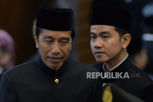 Presiden Ke 7 Joko Widodo dan Wakil Presiden Gibran Rakabuming Raka menyalami anggota dewan usai Sidang Paripurna MPR agenda  pelantikan Presiden dan Wakil Presiden periode 2024-2029 di Gedung Nusantara, Kompleks Parler, Senayan, Jakarta, Ahad (20/10/2024). Prabowo Subianto dan Gibran Rakabuming Raka resmi menjabat sebagai presiden dan wakil presiden periode 2024-2029 menggantikan presiden dan wakil presiden periode 2019-2024 Joko Widodo dan Maruf Amin.