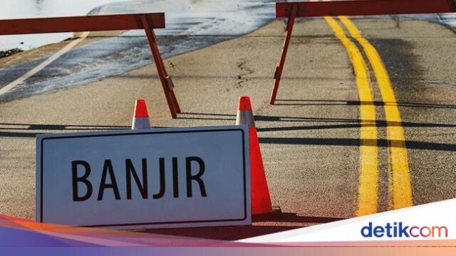 هناك بركة من الماء ، طريق Troskot Toll Road في Kamal West Jakarta
