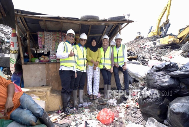  Staf Khusus (Stafsus) Wakil Presiden (Wapres) yang ditugaskan mengawal isu usaha mikro, kecil, dan menengah (UMKM), Tina Talisa, meninjau program pemberdayaan PT Permodalan Nasional Madani (PNM) di Tempat Pengelolaan Sampah Terpadu (TPST) Bantar Gebang, Bekasi, Jawa Barat, Senin (13/1/2024).