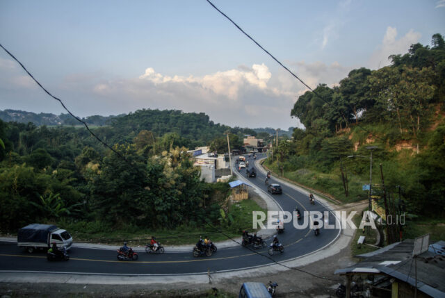 Sejumlah kendaraan melintasi jalur Limbangan, Garut, Jawa Barat, Ahad (7/4/2024). 