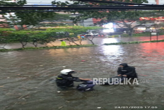 Hujan deras di wilayah Kota Bandung menyebabkan sejumlah ruas jalan terendam banjir mulai dari Jalan Pagarsih hingga Jalan Pasteur arah Bandung, Jumat (24/1/2025) sore.  Banjir saat ini sudah surut dan kendaraan sudah bisa melintas. 