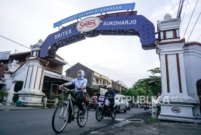 Buruh mengendarai sepeda keluar dari pabrik PT Sri Rejeki Isman Tbk (Sritex) di Sukoharjo, Jawa Tengah, Kamis (24/10/2024). Pengadilan Negeri (PN) Niaga Semarang menyatakan perusahaan tekstil PT Sri Rejeki Isman Tbk (SRIL) atau Sritex dinyatakan pailit, hal tersebut tercantum dalam putusan dengan nomor perkara 2/Pdt.Sus-Homologasi/2024/PN Niaga Semarang. 