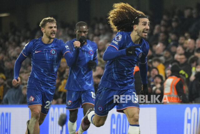 Bek Chelsea Marc Cucurella merayakan golnya ke gawang Wolverhampton Wanderers dalam lanjutan Liga Primer Inggris.