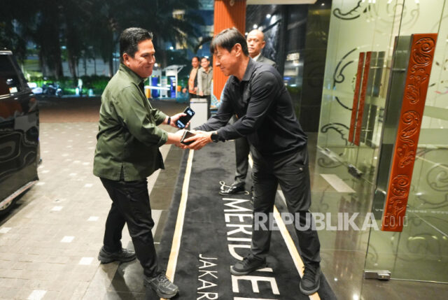 Ketua PSSI Erick Thohir bersama Pelatih timnas U-23 Shin Tae-Yong saat bertemu dengan pemain timnas Indonesia U-23 di Jakarta, Ahad (31/3/2024). Pada kesempatan itu, Erick memberi motivasi dan semangat kepada pemain, pelatih dan official tim untuk berjuang menampilkan kemampuan terbaiknya pada Piala Asia U-23 yang akan berlangsung di Qatar 15 April-3 Mei 2024.