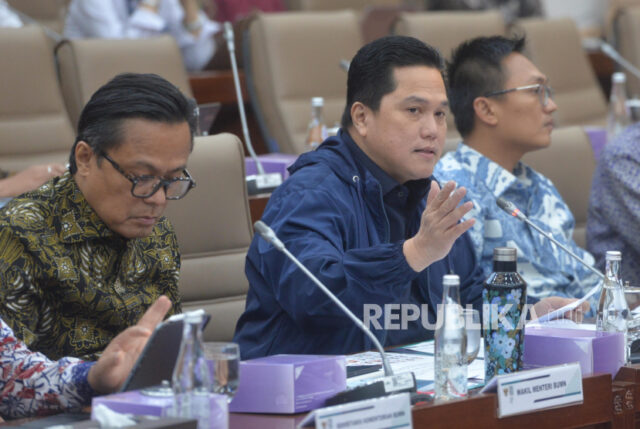 Menteri BUMN Erick Thohir (tengah).