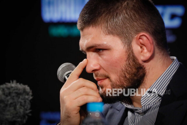  Pejuang seni bela diri campuran Rusia (MMA), pemegang gelar ringan UFC Khabib Nurmagomedov diusir dari pesawat maskapai Alaska Airlines.