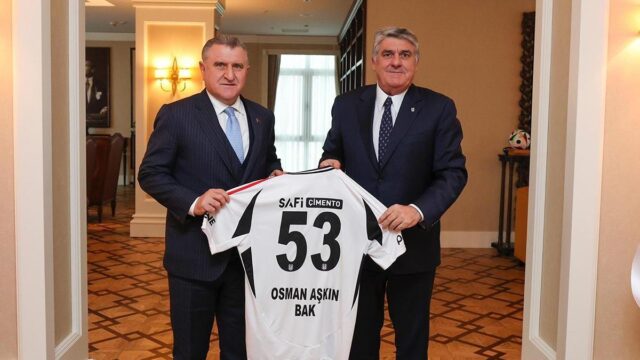 زار رئيس Besiktas سيردال أدالي ، وزير الشباب والرياضة عثمان عثين باكي باكي
