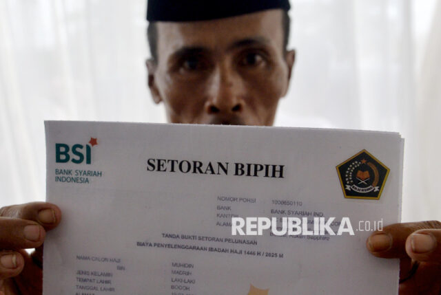 Jamaah menunjukkan bukti pelunasan biaya haji di kantor cabang Bank Syariah Indonesia (BSI), Bekasi, Jawa Barat, Jumat (21/2/2025). BSI mengoptimalkan pelunasan biaya penyelenggaraan calon jamaah haji. Tahun ini sekitar 185 ribu calon jamaah haji Indonesia mendaftar lewat BSI, atau sekitar 83,8 persen dari total jamaah haji Indonesia.