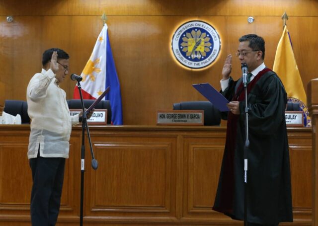 NEW COMMISSIONER Commission on Elections (Comelec) Chairman George Garcia (right) swears in the new Comelec Commissioner, Noli Farol Pipo (left) at the Comelec office in Manila on Feb. 12, 2025. PHOTO BY RENE H. DILAN