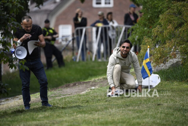 Salwan Momika (kanan) menginjak Alquran selama demonstrasi di luar kedutaan besar Irak di Stockholm, Swedia, 20 Juli 2023.