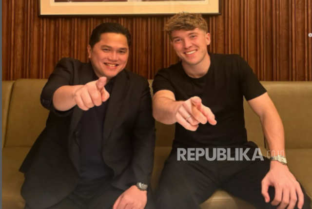 Ole Romeny (kanan) bersama Ketua Umum PSSI Erick Thohir 