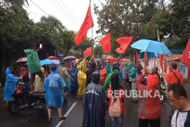 Para Buruh Melakukan Aksi di PT Bapintri Kota Cimahi. Ratusan Buruh di Perusahaan Tersebut Terkena PHK Imbas Kerugian. 