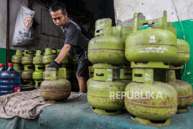 Pekerja mengangkut tabung gas LPG 3 kg di Jakarta. Per 1 Februari 2025, LPG 3 kg hanya bisa dibeli di agen resmi. (ilustrasi)