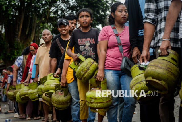 Sejumlah warga mengantre untuk mendapatkan gas elpiji tiga kilogram di Cibodas, Kota Tangerang, Banten, Senin (3/2/2025).