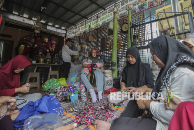 (Ilustrasi) Sejumlah perajin menyelesaikan kerajinan bunga berbahan sampah plastik di bank sampah.