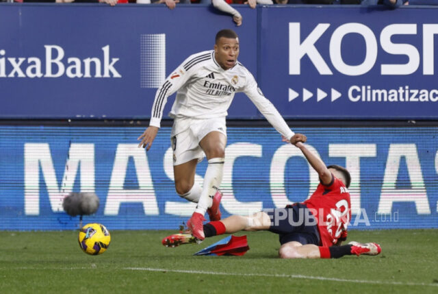 Penyerang Real Madrid Kylian Mbappe beraksi saat menghadapi Osasuna dalam pertandingan La Liga Spanyol, Sabtu (15/2/2025).