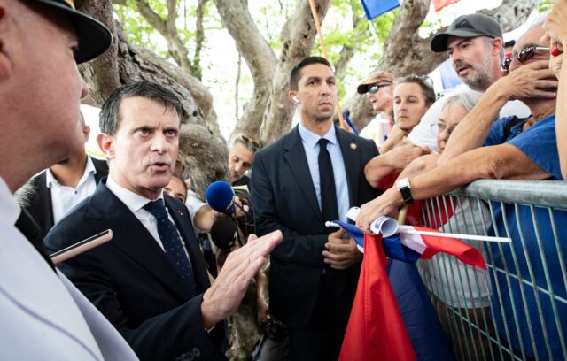 Manuel Valls bousculé dès son arrivée en Nouvelle-Calédonie