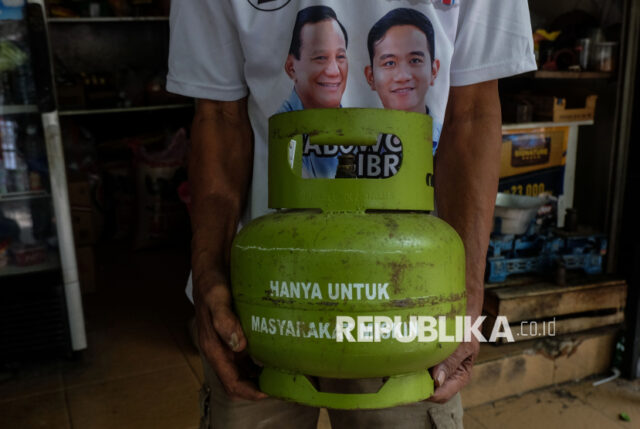 Pedagang eceran gas elpiji 3 kg membawa tabung gas kosong di Pasar Bangunharjo Manahan Solo, Jawa Tengah, Selasa (4/2/2025). Untuk mengatasi kesulitan akses elpiji 3 kg di masyarakat, pemerintah mengaktifkan kembali pengecer gas elpiji 3 kg yang ada untuk berjualan dan mendorong para pengecer dapat mendaftarkan diri sebagai subpangkalan resmi guna melindungi rakyat sebagai konsumen terakhir. 