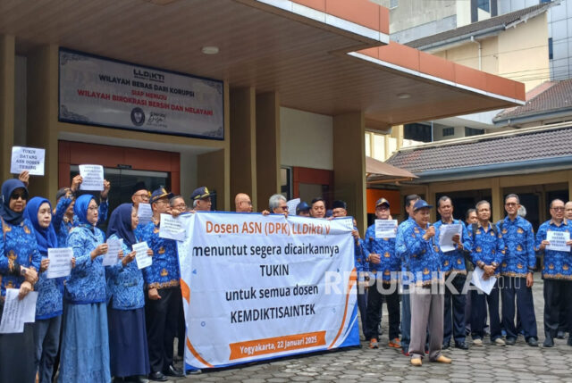 Para dosen Aparatur Sipil Negara (ASN) di lingkungan LLDIKTI Wilayah V menggelar Aksi Damai di Kantor LLDIKTI Wilayah V di Yogyakarta, Rabu (22/1/2025). Mereka mendesak Kementerian Pendidikan Tinggi Sains dan Teknologi (Kemendiktisaintek) merealisasikan pembayaran Tunjangan Kinerja (Tukin). 