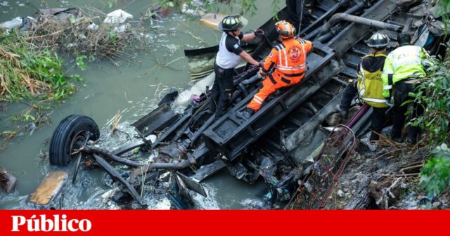 مات ما لا يقل عن 50 شخصًا في غواتيمالا بعد انخفاض حافلة في واد | غواتيمالا
