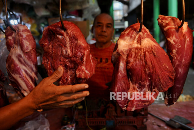 Pedagang daging sapi melayani pembeli di pasar tradisional, (ilustrasi). Pemerintah mulai bersiap untuk memperkuat stok pangan pokok strategis seperti daging ruminansia jelang lebaran.