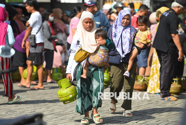 Warga membawa gas elpiji 3 kg yang dibeli saat operasi pasar di kawasan Tuban, Badung, Bali, Rabu (5/2/2025). Operasi pasar itu diselenggarakan di sejumlah titik wilayah Kabupaten Badung untuk membantu memenuhi kebutuhan masyarakat yang mengeluh kesulitan mendapatkan elpiji 3 kg beberapa hari terakhir. 