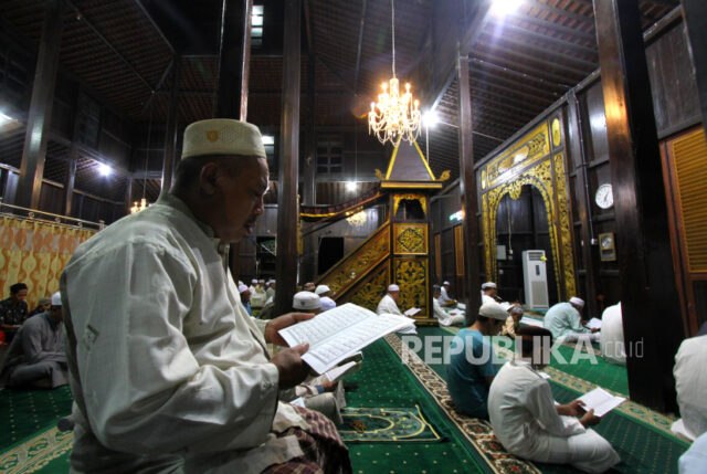 ILUSTRASI Umat Islam membaca surah Yasin pada malam Nisfu Syaban 15 Syaban 1444 Hijriah di Masjid Suada, Kabupaten Hulu Sungai Selatan, Kalimantan Selatan.