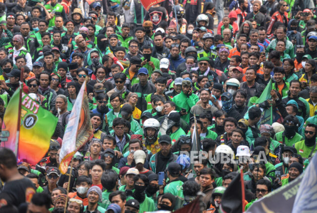 Sejumlah pengemudi ojek online (ojol) melakukan aksi unjuk rasa kawasan Patung Kuda, Jakarta, Kamis (29/8/2024). Mereka menuntut pemerintah dan perusahaan transportasi online untuk melegalkan status profesi driver ojol dalam undang-undang (UU). Selain itu, mereka juga menuntut perusahaan aplikasi untuk menurunkan biaya potongan aplikasi. Mereka datang dengan menggunakan atribut perusahaan masing-masing seperti Gojek, Grab, Shopee, dan Maxim.