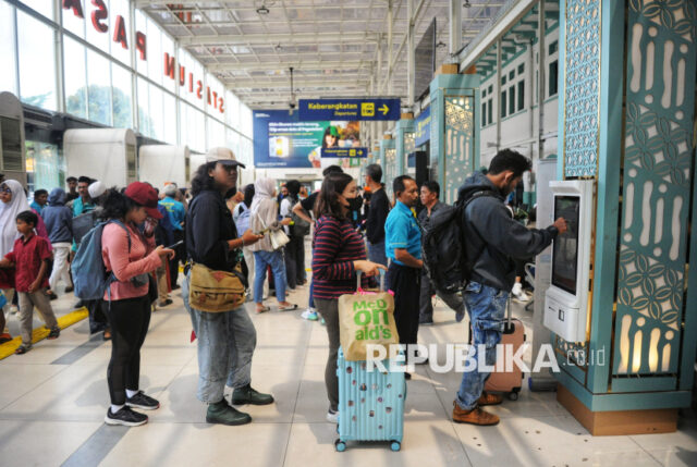 Sejumlah penumpang kereta api jarak jauh antre untuk mencetak tiket di Stasiun Pasar Senen, Jakarta Pusat, Ahad (26/1/2025). 